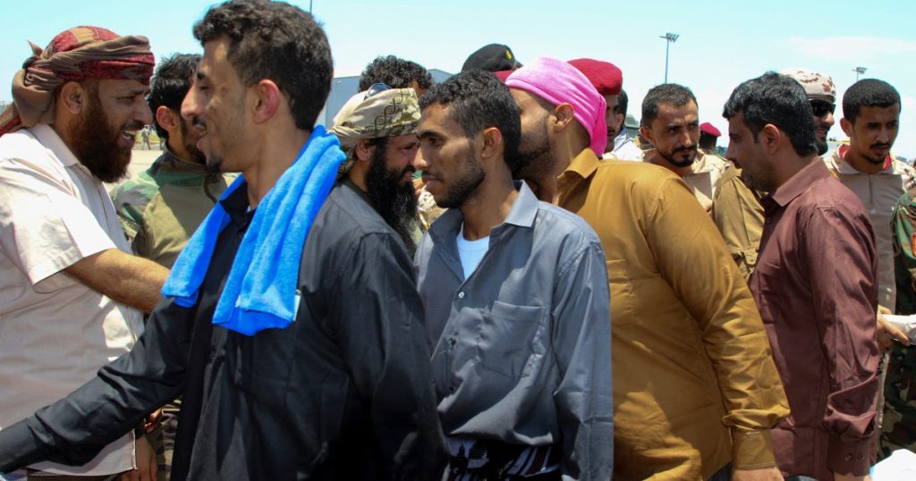 رويترز تعثر صفقة تبادل الأسرى بعد إلغاء حكومة عدن الاتفاق وصنعاء تؤكد جاهزيتها للتنفيذ رويترز تعثر صفقة تبادل الأسرى بعد إلغاء حكومة عدن الاتفاق وصنعاء تؤكد جاهزيتها للتنفيذ